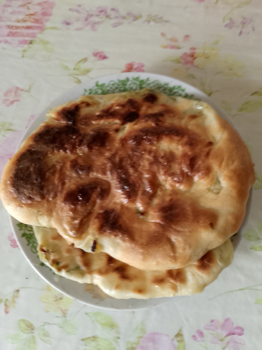 Три лепешки уже съели 