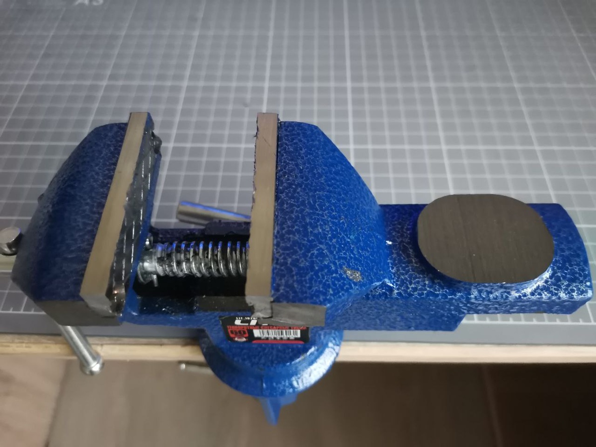 Тиски струбциной крепятся к столу