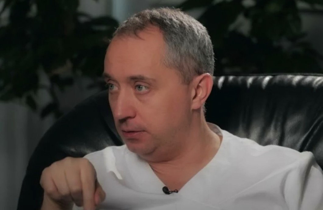 Там он спокойно и без пафоса объяснял, что обычный сывороточный протеин после пятидесяти - это не спортпит, а нормальный способ остановить потерю мышц.
