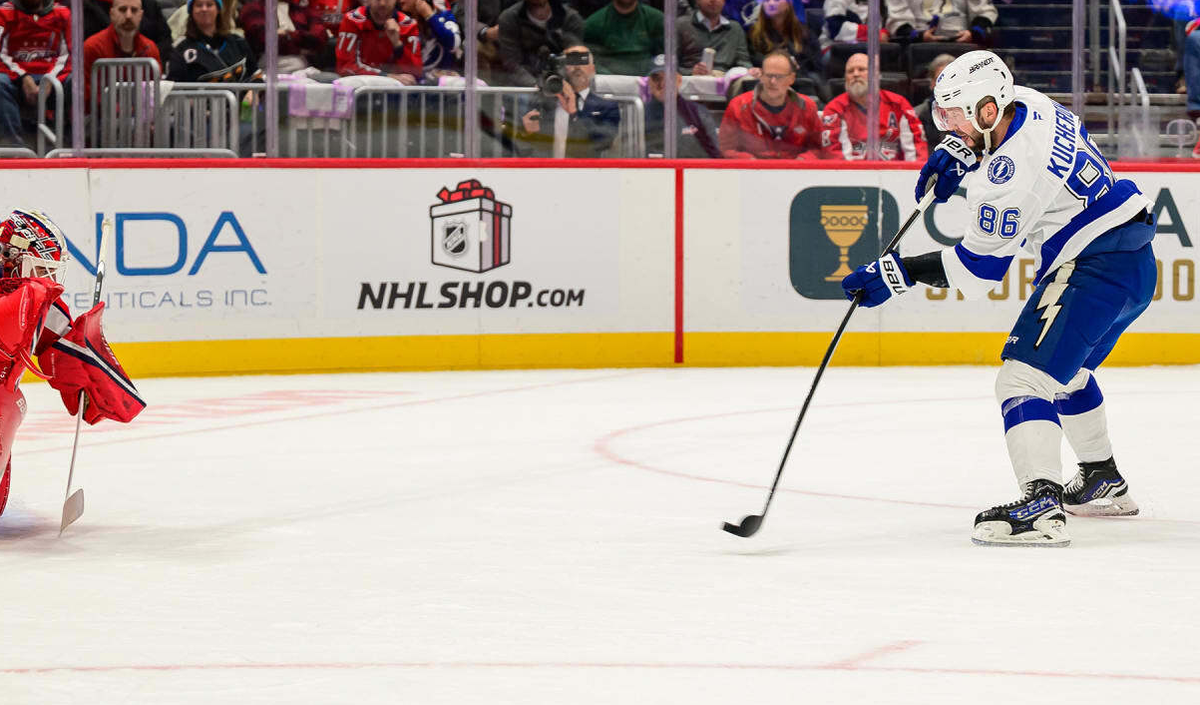 Никита Кучеров добавил к двум голевым передачам шайбу в ворота "Вашингтона". Фото: НХЛ