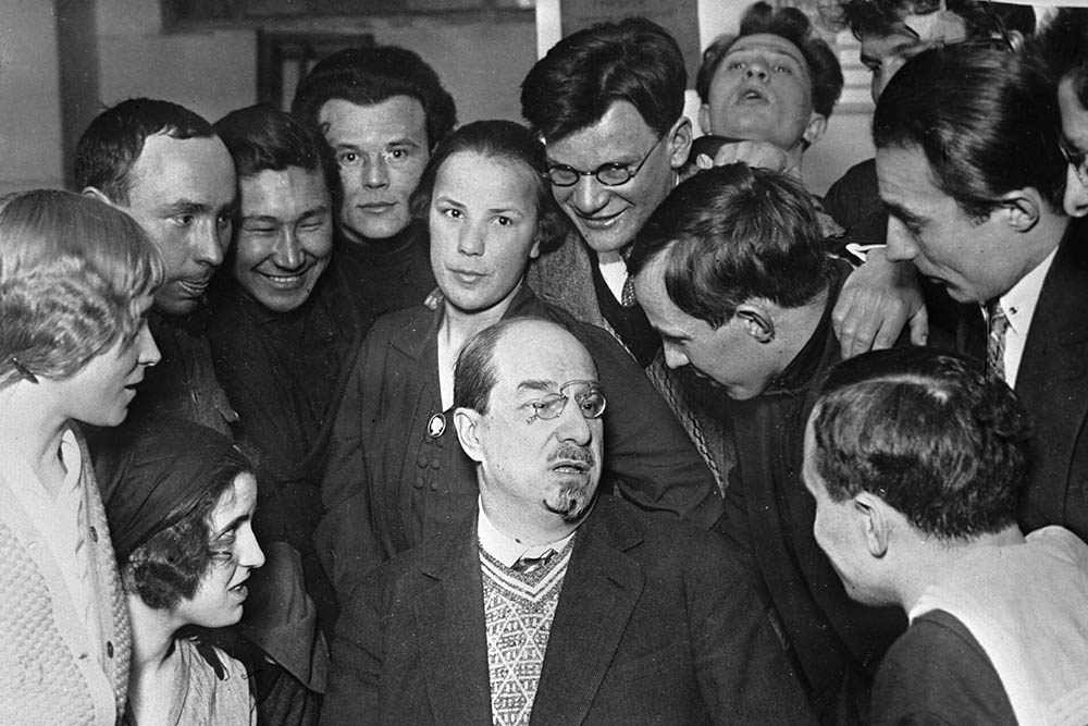    Анатолий Луначарский среди учеников Рабфака, готовившего рабочих и крестьян для поступления в ВУЗы. / РИА Новости