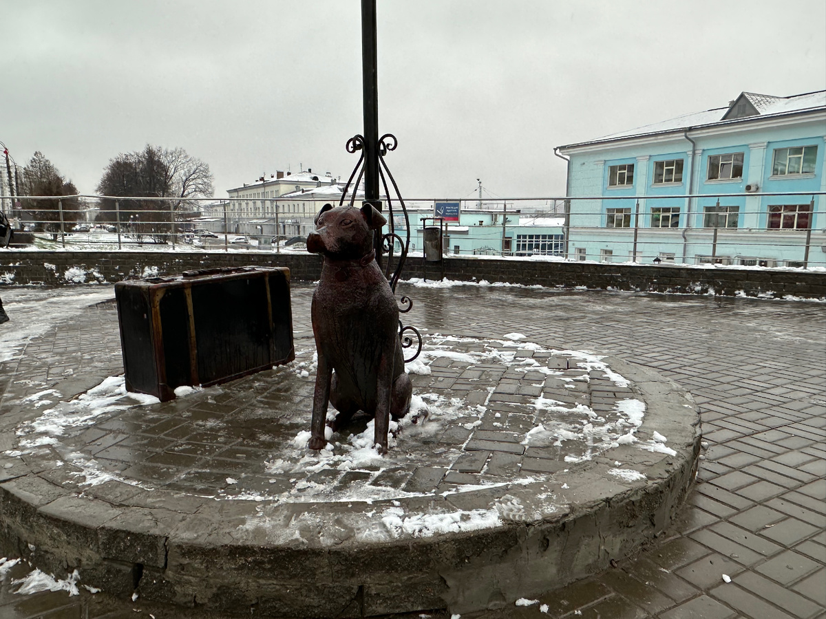 Скульптурная композиция около железнодорожного вокзала в Кирове