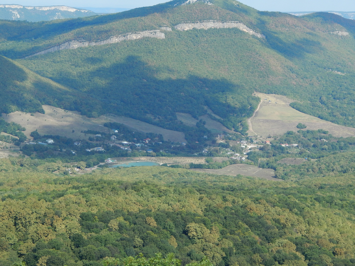 Село Богатое Ущелье в  Бельбекской долине, вид с Кабаньего перевала.