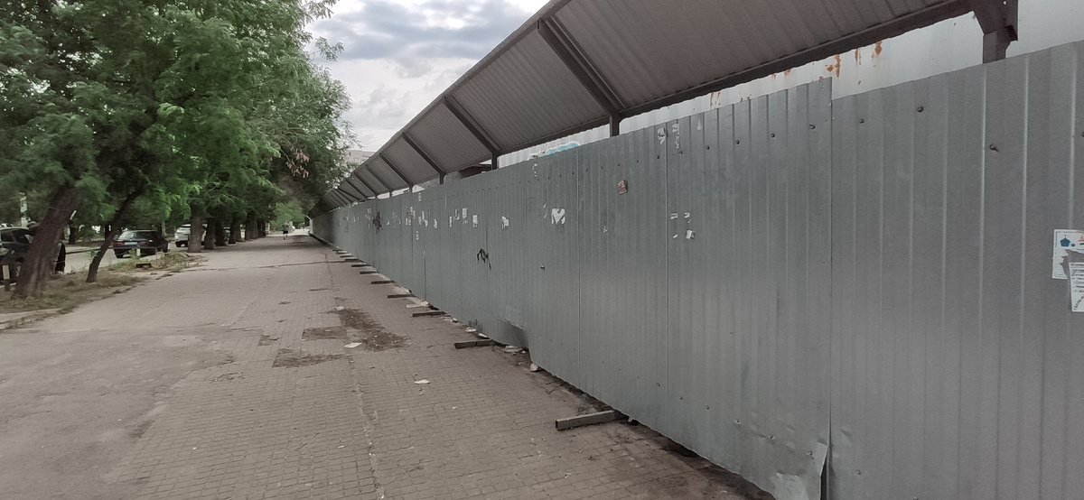 Забор около кинотеатра