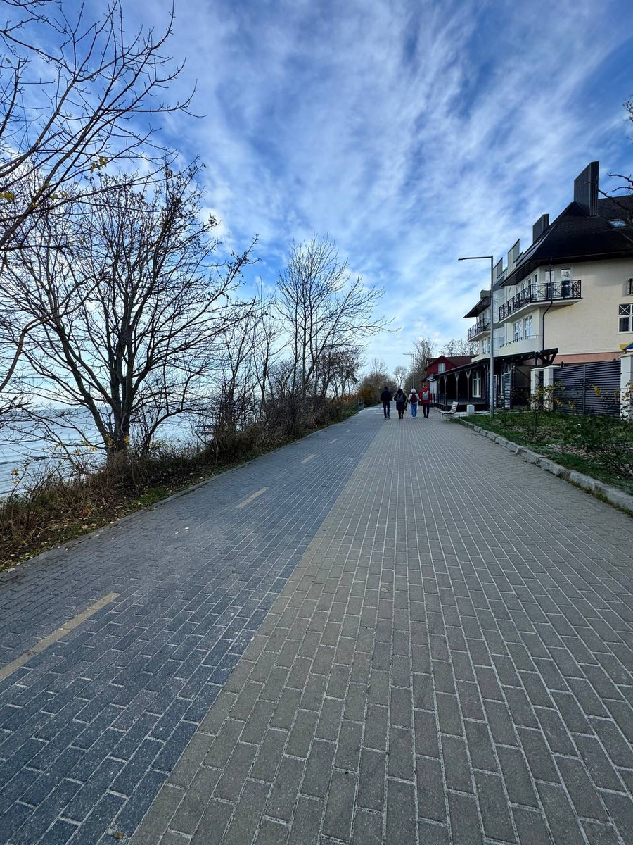 Непривычное спокойствие побережья Зеленоградска.