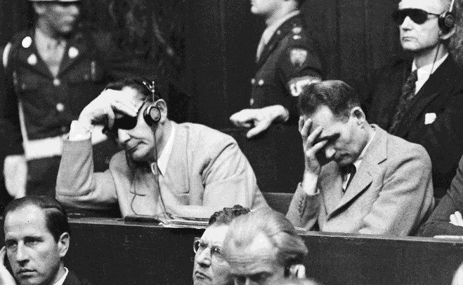 Герман Геринг и Рудольф Гесс на Нюрнбергском процессе, 1946

