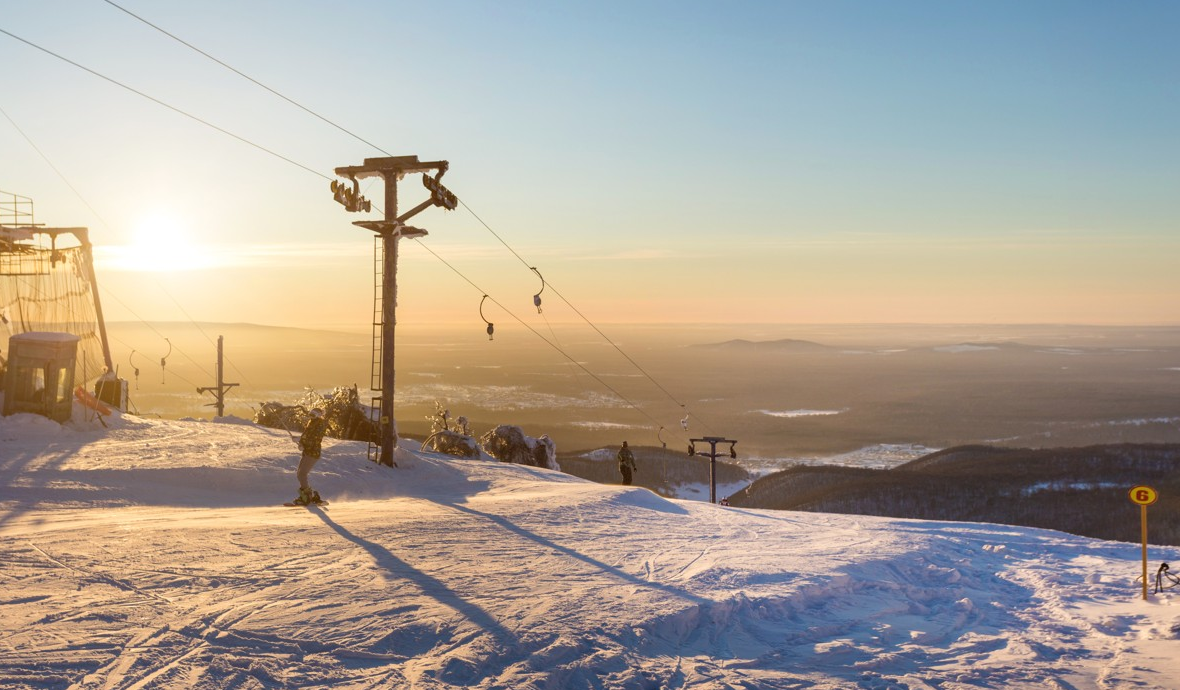 Утренний подъёмник над заснеженными уральскими склонами
