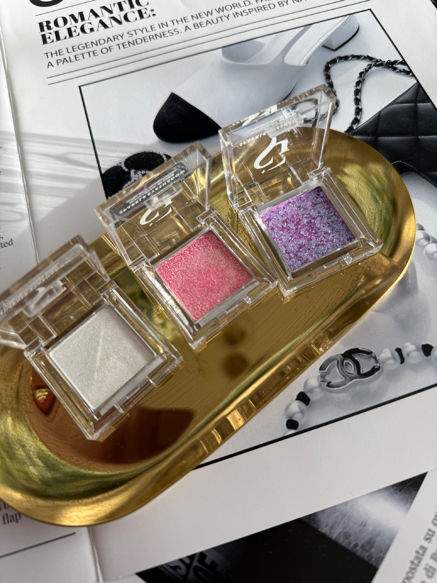 На первый взгляд кажется что это белые, розовые и фиолетовые. На самом деле они переливаются разными цветами и оттенками.