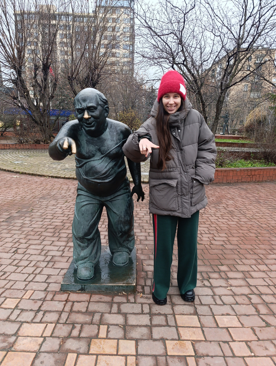 Пока ходим вокруг да около - надо сделать фоточку с этой известной личностью. Он стоит в сквере напротив Мосфильма.