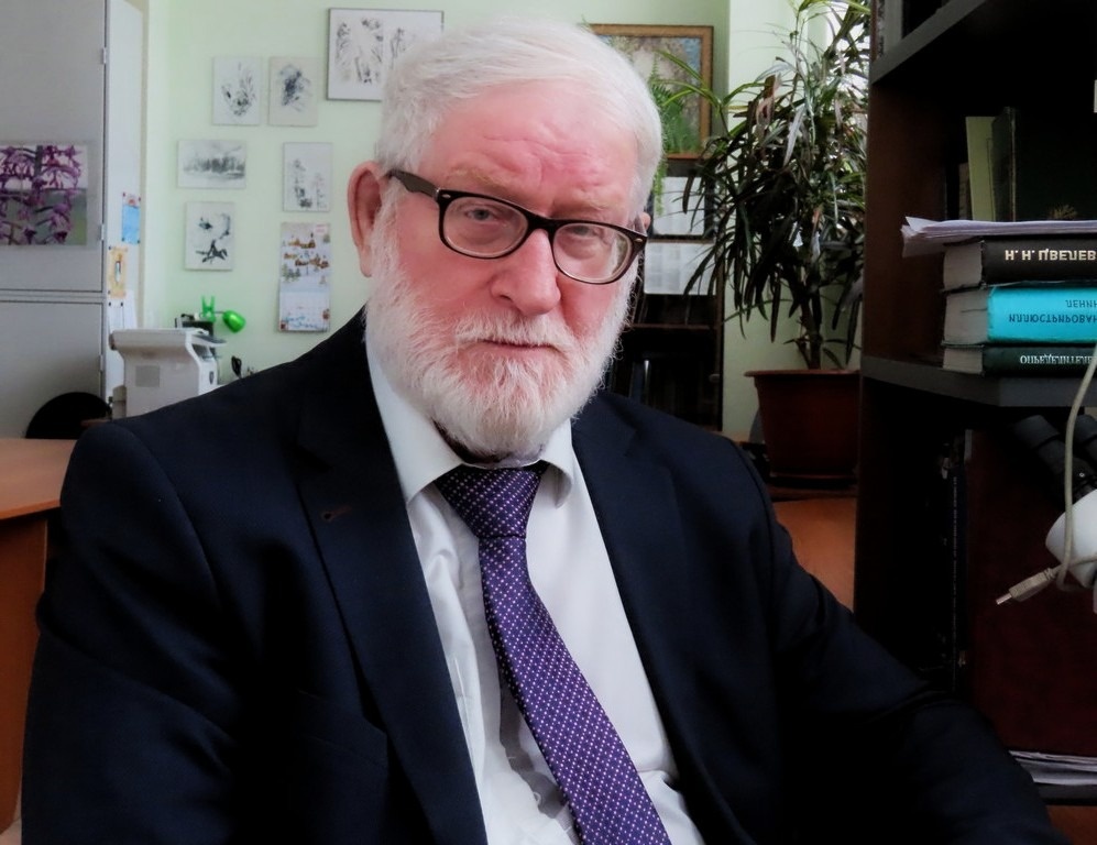 Он буквально сказал мне следующее: «70 процентов тех, кто приходит ко мне с жалобами на лишний вес, вовсе не имеют избытка жира. Им нужно просто помочь организму слить лишнюю воду».
