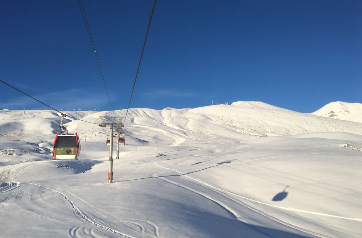 Солнечный день и свежий след на склоне