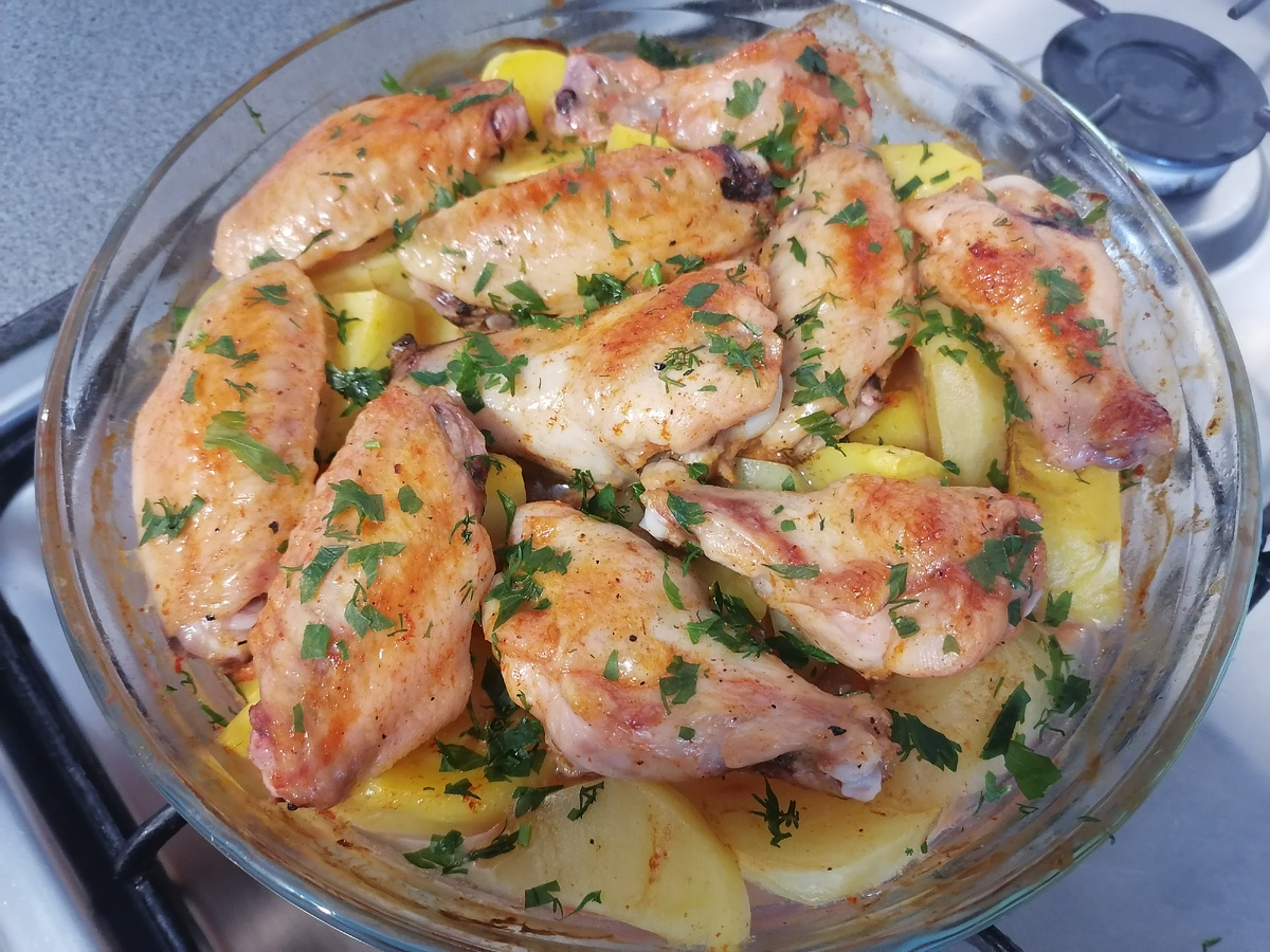 В морозилке были крылышки в маринаде Благояр, разморозила и запекла с картошкой