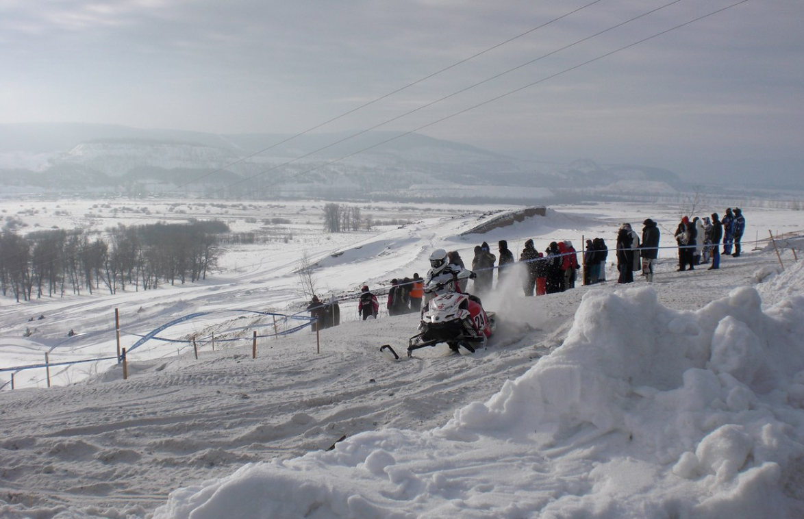 Вид на склоны в зимний солнечный день