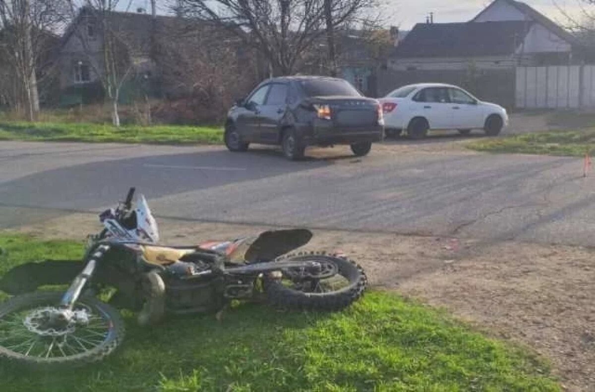    17‑летний мотоциклист врезался в Lada Granta на улице Ленина в Георгиевске