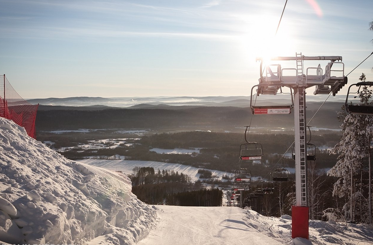 Вид на снежные склоны курорта с утра