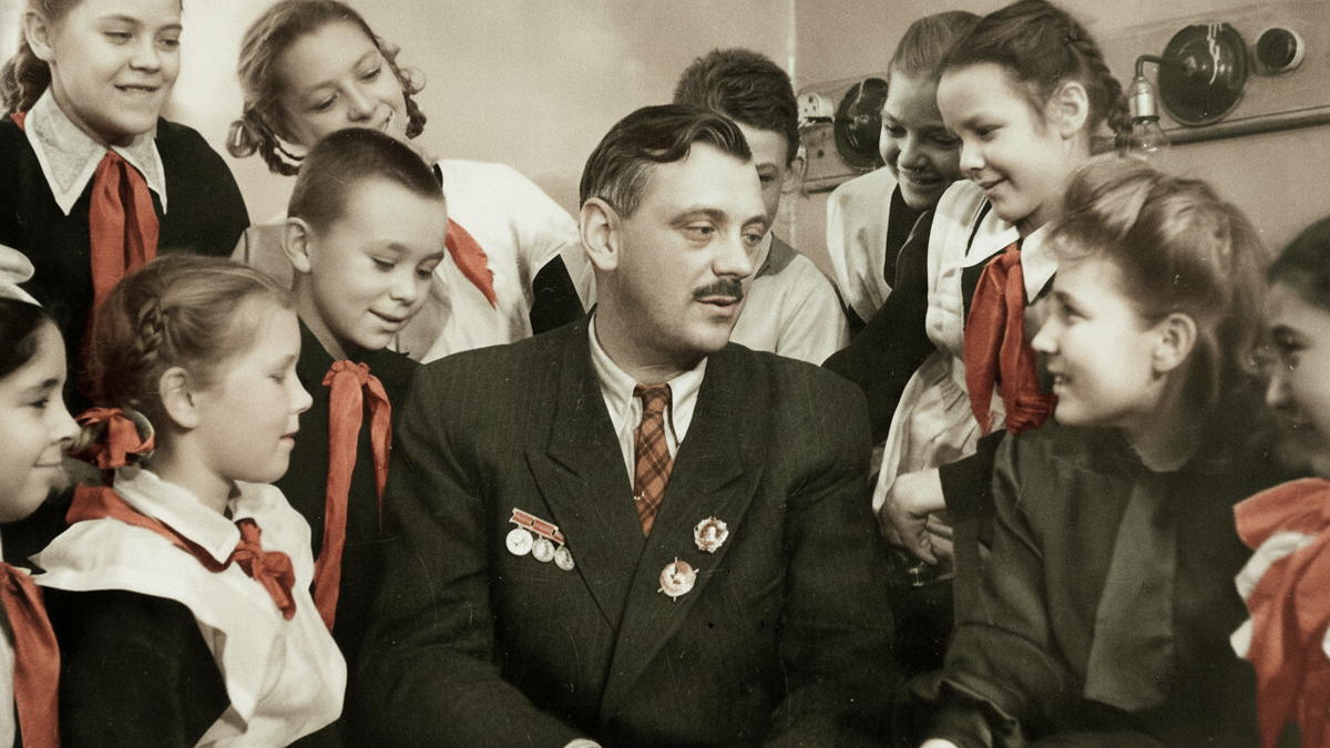 Миллионы детей поверили его сказке: Сергей Михалков на встрече со школьниками. Именно эти ребята через несколько лет начнут доверять милиции благодаря его стихам.