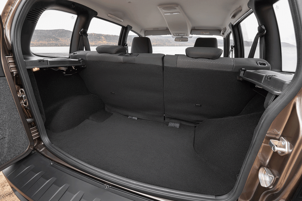 Багажник сложной формы и достаточно скромных размеров.