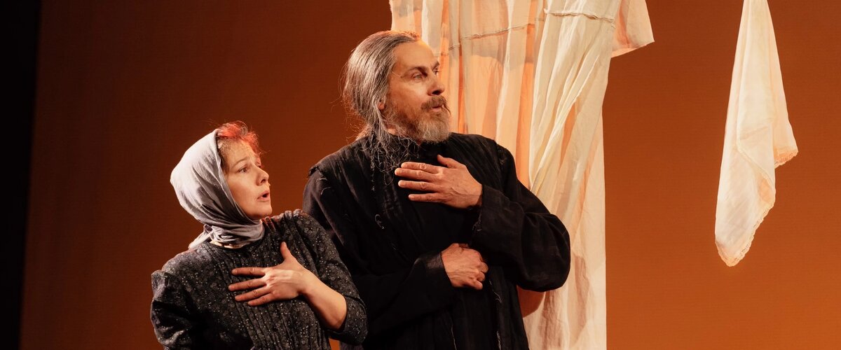 Наталья ( П. Пгуреева) и отец Савелий ( И. Шакунов), фото с официального сайта театра им. Н. Гоголя.