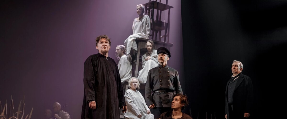 "Соборяне" - сцена из спектакля. Фото с официального сайта театра им. Н. Гоголя