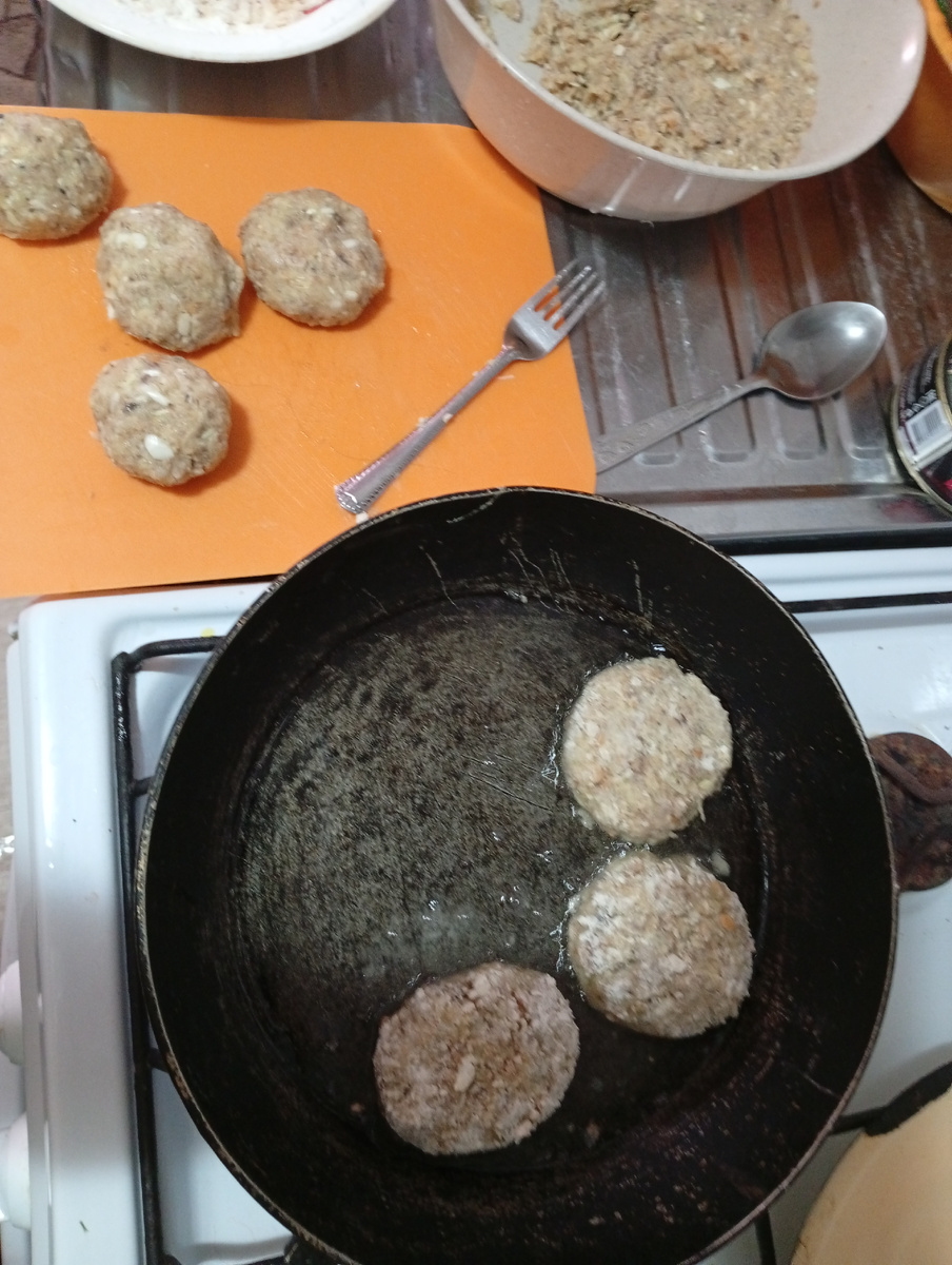 Едим с кашей, пьем кофе бутер- хлеб с маслом 