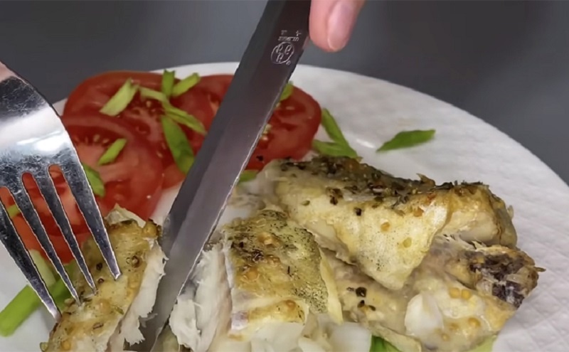 Запеченный минтай с горчичным соусом с особым домашним хлебом: вкусное и простое блюдо для домашнего ужина