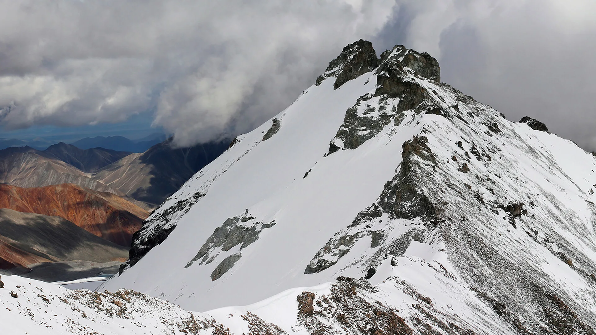 Фото с сайта https://powerofterritory.ru/event/suntar-khayat-glaciers/