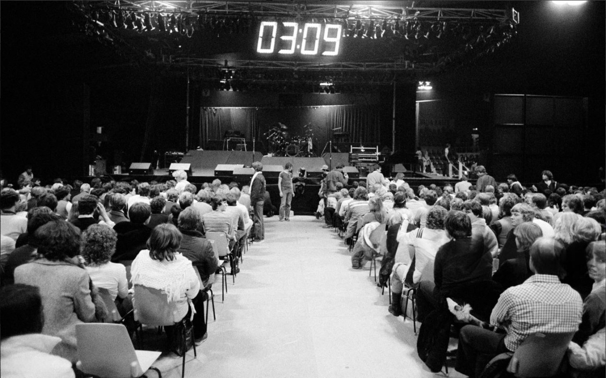 Зрители сидят на концерте в ожидании выхода Electric Light Orchestra (ELO) на сцену в рамках их тура «Time», Копенгаген, Дания. 7 февраля 1982 года. Фото Йоргена Анхеля.