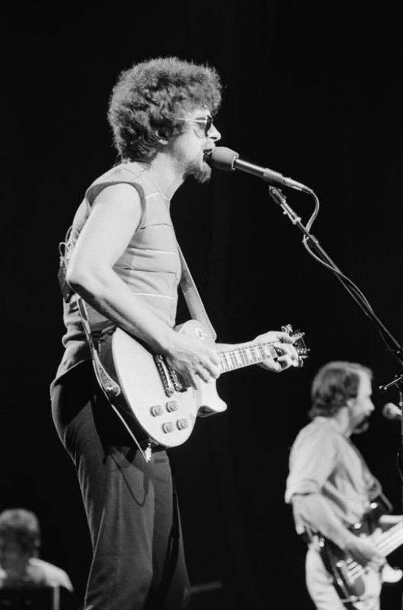 Джефф Линн и Келли Гроукатт из Electric Light Orchestra (ELO) выступает на сцене Ahoy 10 февраля 1982 года в Роттердаме, Нидерланды. Фото Роба Верхорста.