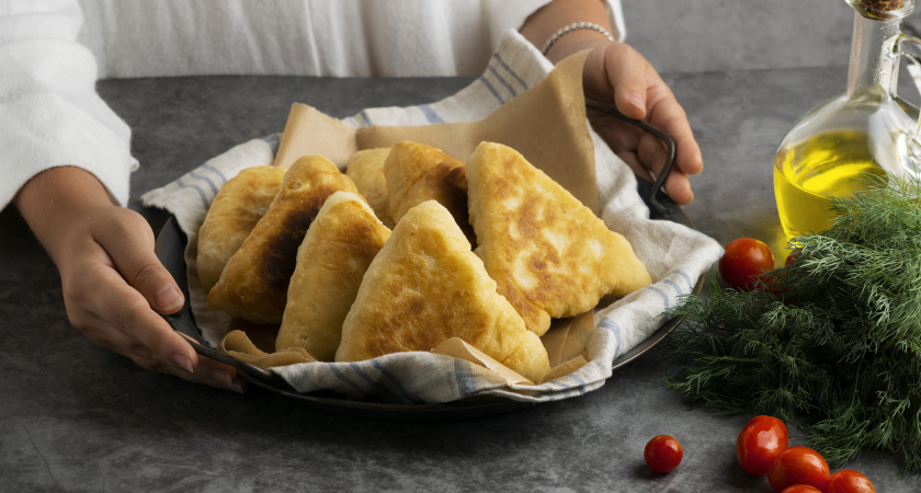    Смешиваю стакан кефира и фарш. Через 10 минут на столе гора вкуснейших ленивых беляшей