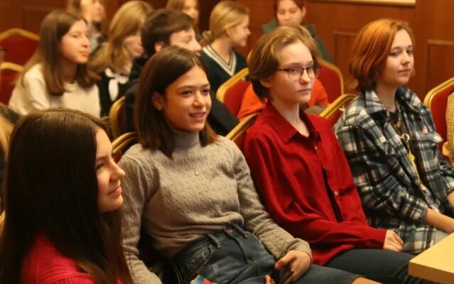    Слушатели в Английском зале курсы школы журналистики Дарья Рынзина