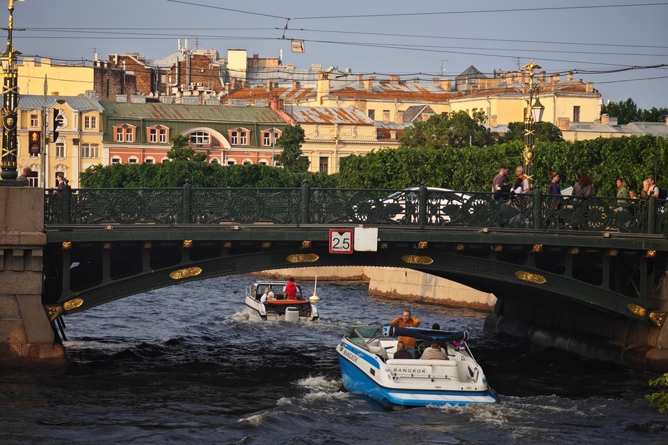    В новом турсезоне в Петербурге планируют открыть новый маршрут на воде. Алексей БУЛАТОВ