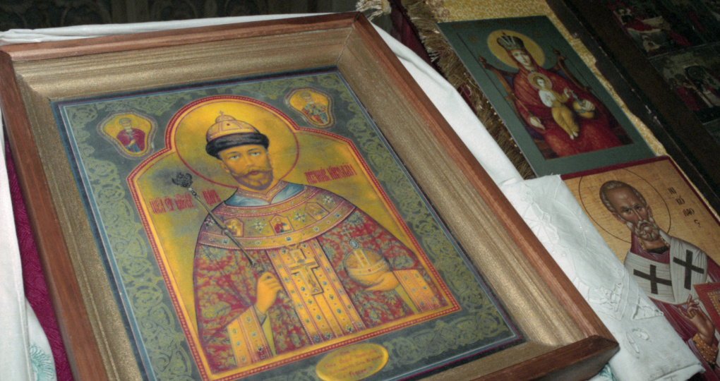 Протоиерей Смирнов назвал предупреждением мироточение иконы Николая II