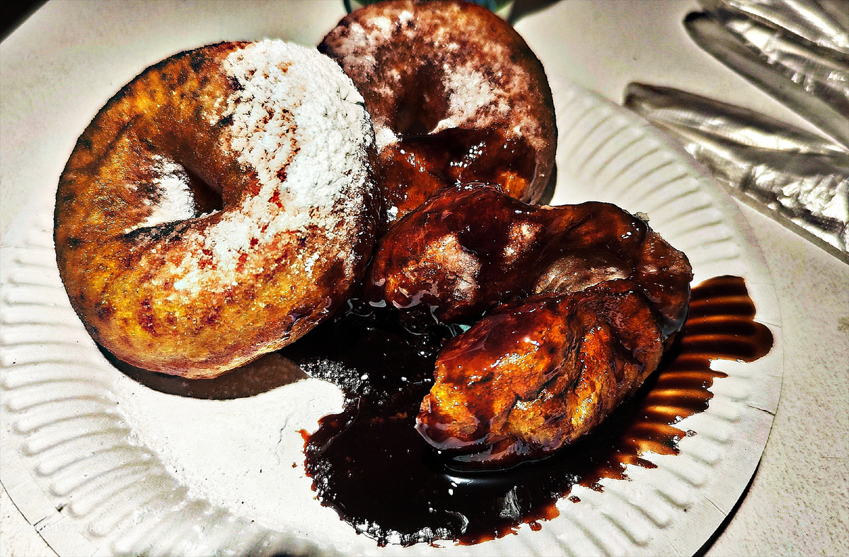 Мои три пышки с шоколадом.