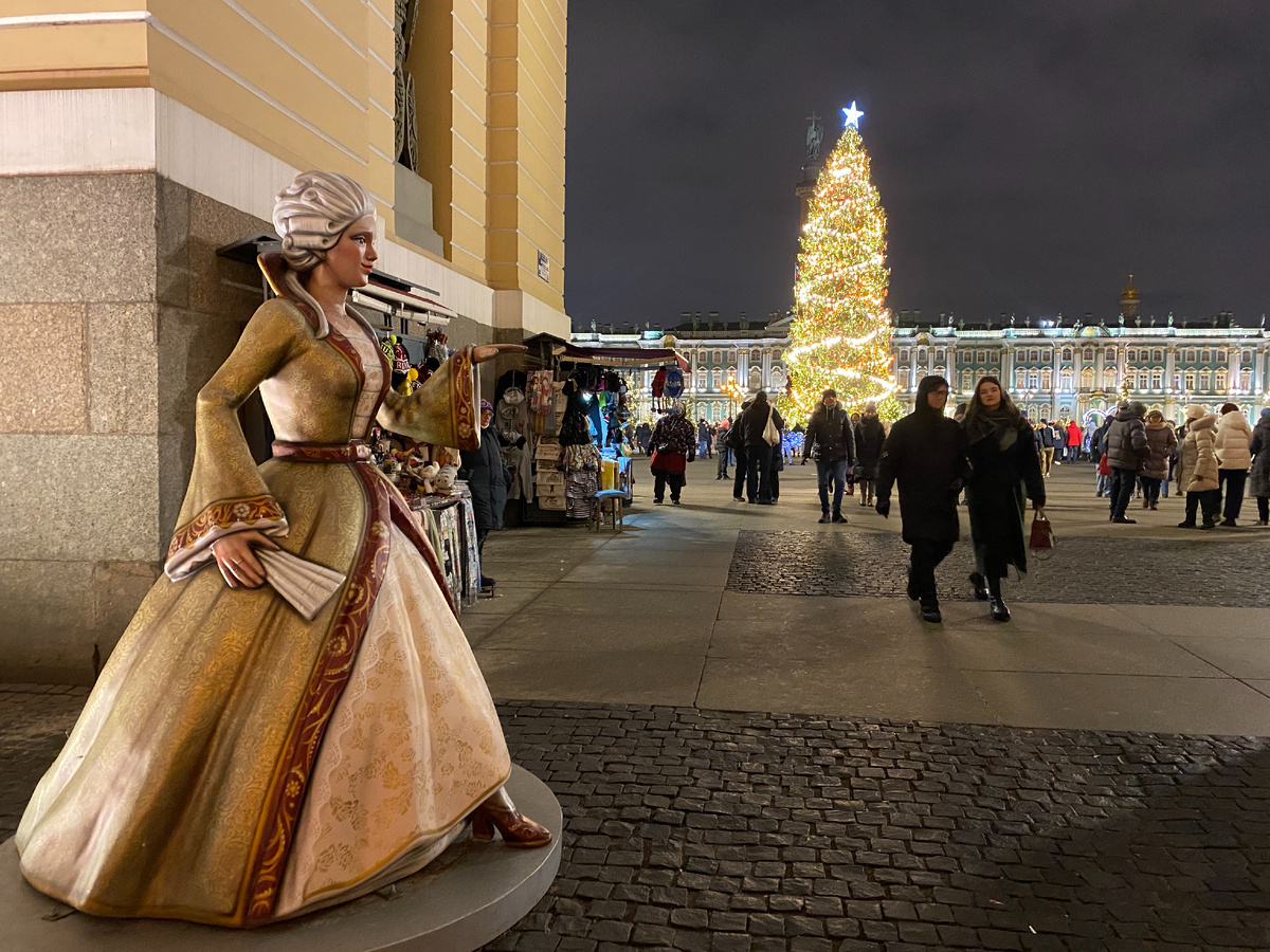Дворцовая площадь в новогодние каникулы