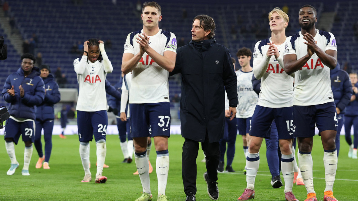    Томас Франк (в черном) и футболисты «Тоттенхэма». AFP