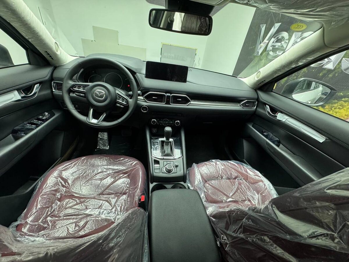 Кожанные сиденья из перфарированной кожи в классическом черном цвете и бордовом