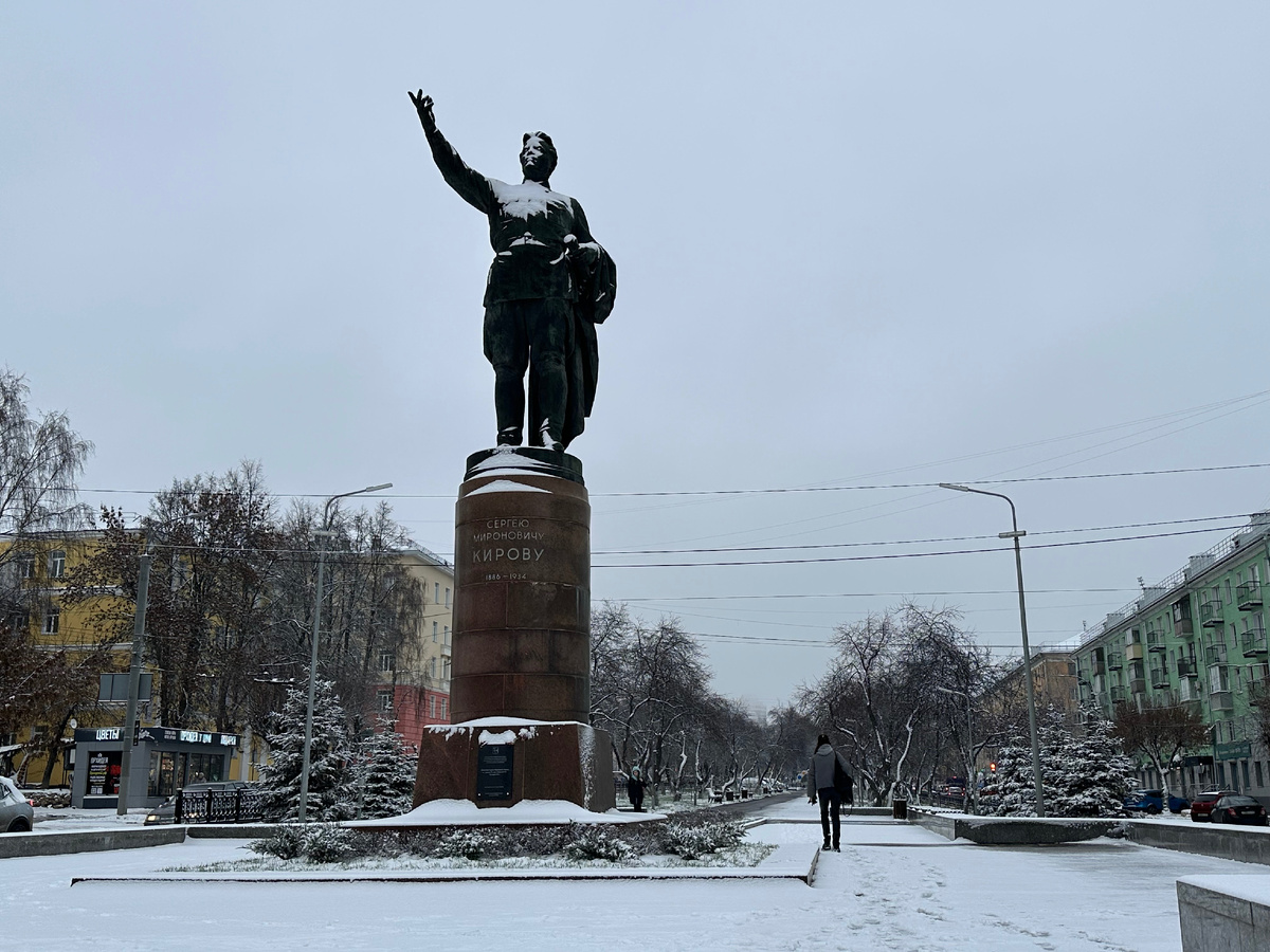 Памятник Сергею Мироновичу Кирову в городе Кирове является важной достопримечательностью города. Он был установлен 6 ноября 1966 года, спустя 32 года после смерти Кирова. Памятник находится на Октябрьском проспекте, рядом с ЦУМом и парком имени Кирова. Он является символом советского периода и часто упоминается в народных анекдотах и шутках. Например, существует анекдот о двух памятниках Кирову в Кирове: один у ЦУМа, другой на площади Лепсе. Вопрос звучит так: "Где в Кирове теплее — на площади Лепсе или у ЦУМа?" Ответ: "Конечно, у ЦУМа! Потому что на площади Лепсе Сергей Миронович стоит в пальто и кепке, а у ЦУМа он уже разделся!"