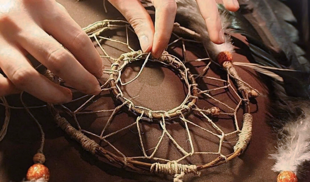 Наш ум в течение дня получает много задач и впечатлений. Мы не можем себе позволить, как медведи или лягушки, впасть в спячку. Это мешает использовать сны, как звонки на тот свет. Поэтому можно помочь себе настроиться, повесив в спальне ловец снов или изображение лунной ночи, или почитать книгу, которая отвлечёт от привычных мыслей (картинка из интернета)  