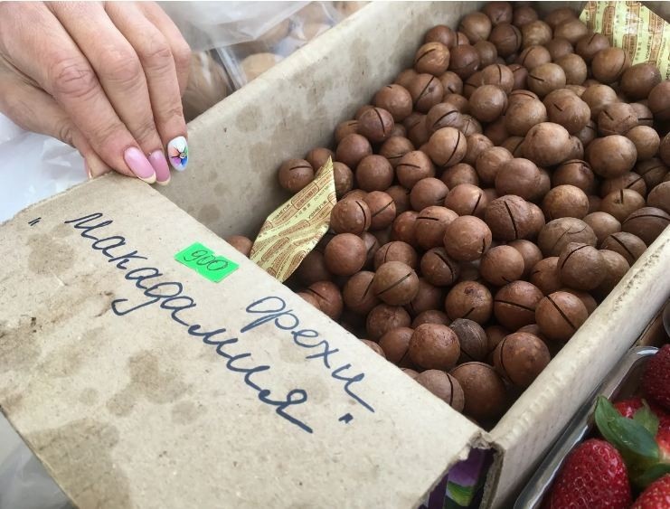 Первая встреча с орехами случилась на рынке... Продавец была с маникюром...