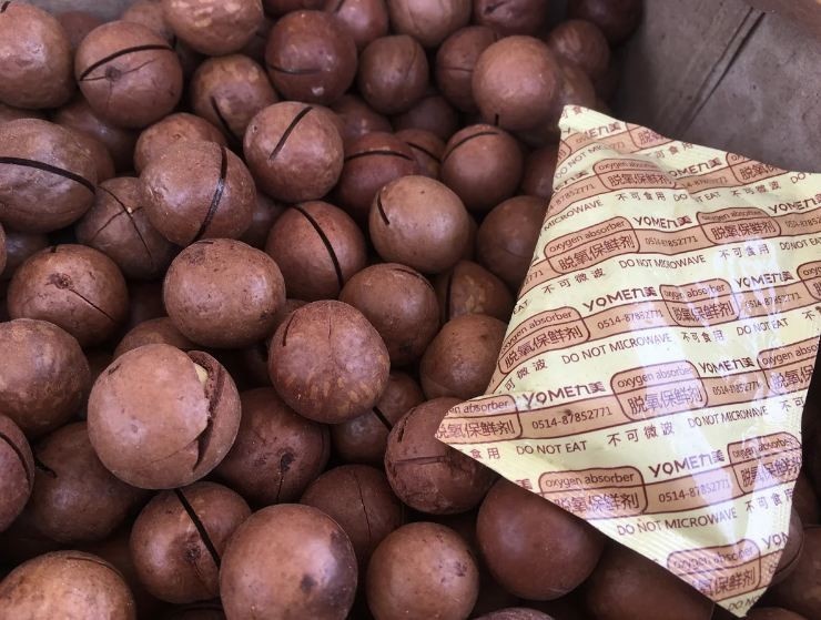 В коробке лежал пакетик со средством от сырости и плесени...