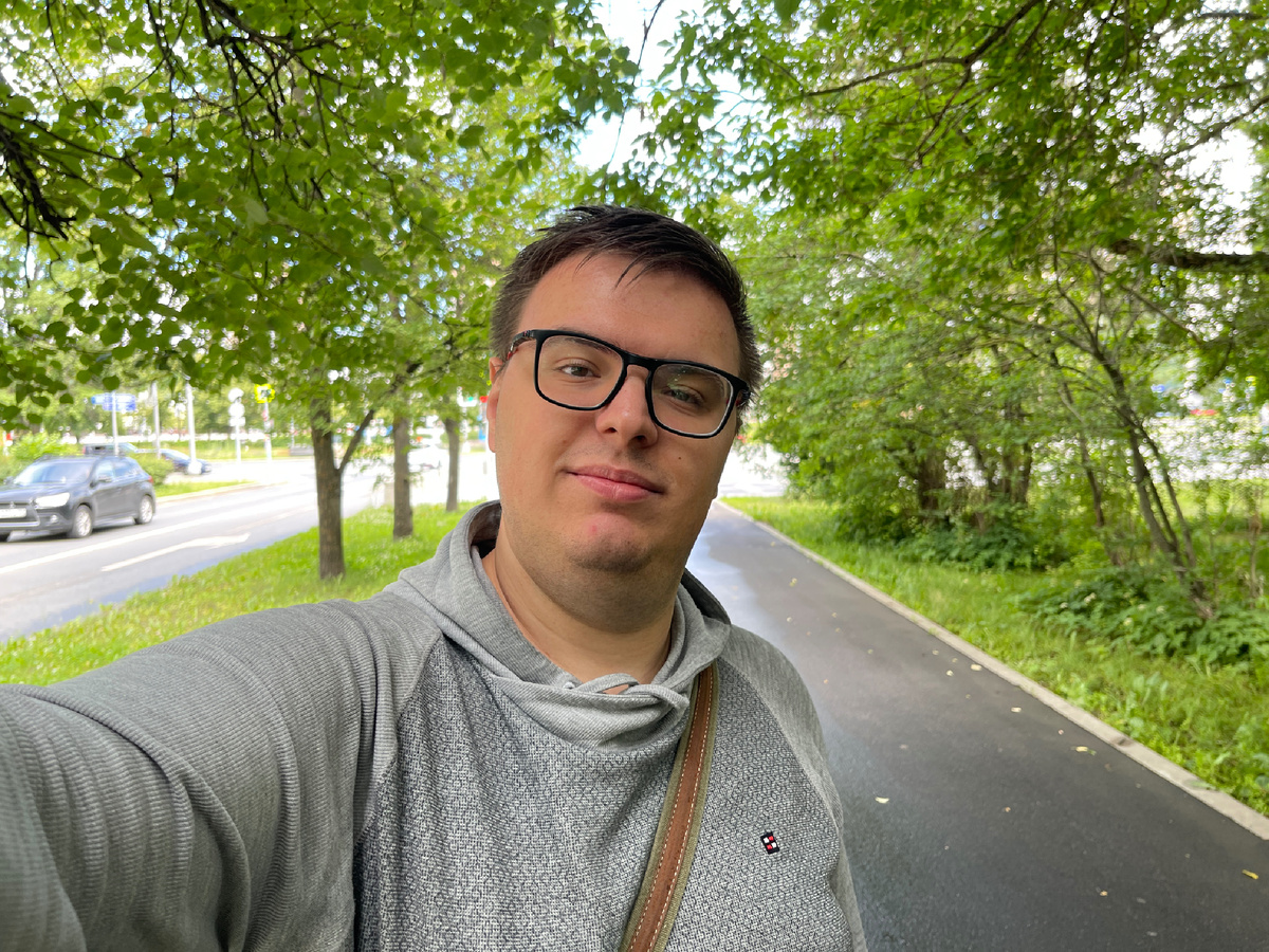 Знаете, иногда даже сложно выбрать хорошую фотографию для статьи! Потому что смотришь, на одной фотографии что-то плохо отобразилось, на другой — есть лишний объект в кадре, на третьей — лицо перекошено. И ты стоишь и тратишь время на получения отличной фотографии, которая далеко не факт, что получится. Фото: Михаил Лайф Влог