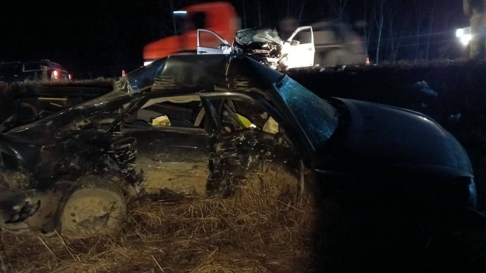    На месте страшного ДТП работали пожарные-спасатели / Фото: Центр по делам ГО, ПБ и ЧС