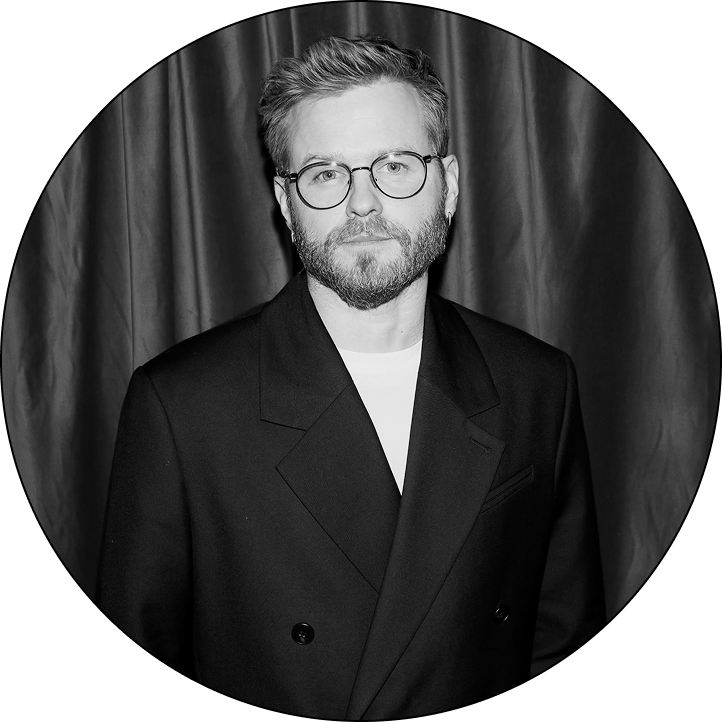    Диско, олдскульный рок и баллады — рецензия на альбом Майли Сайрус «Something Beautiful» (фото 1)