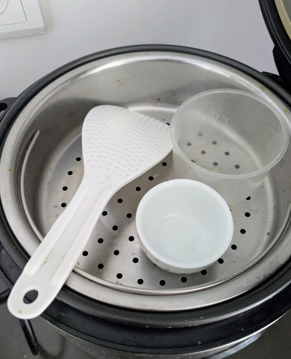 Да, рисоварка не очень чистая :)