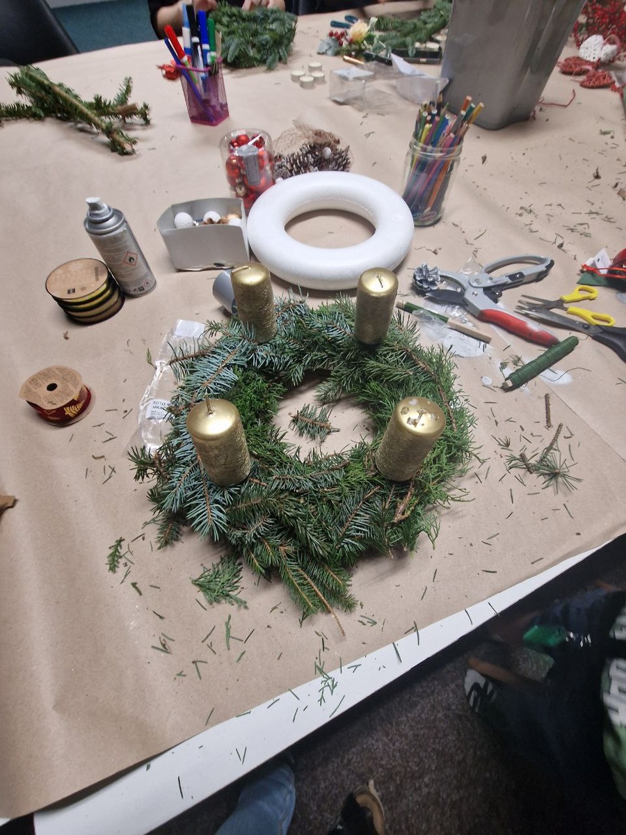 Фото автора: это мой венок, со свечами, но еще не украшен. Справа от него  - моток зелёной проволоки, на 1 венок нужно примерно 3 м, рядом пенопластовый круг - заготовка