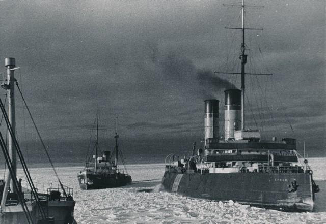 Проводка судов ледоколом "Ермак" во льдах Финского залива. Фото: https://goskatalog.ru
