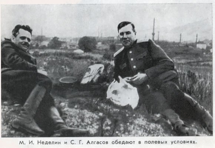 М.И. Неделин (справа) в минуты отдыха. Фото сделано в военные годы