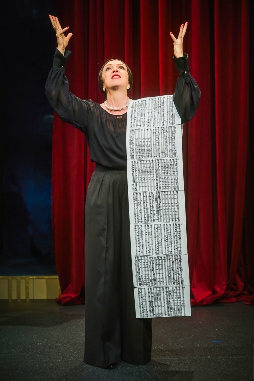 Светлана Галкина в роли Каллас. Фото с сайта театра htts://globus-nsk.ru