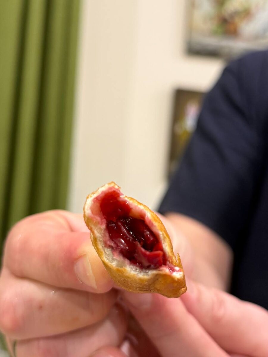 Жареные во фритюре по одной минуте вареники с вишней.