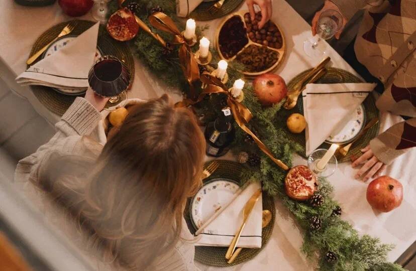 Новогодняя сервировка стола: как натуральные материалы делают атмосферу теплее и почему красный и зелёный — обязательная классика